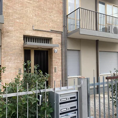 La Porta Accanto